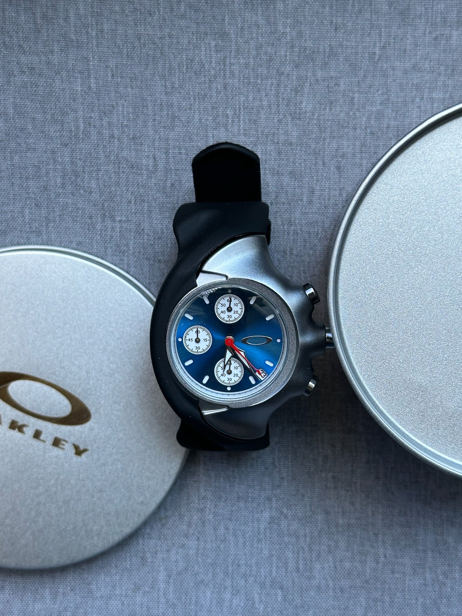 Oakley Chronograph Watch – Blue Dial with Rubber Strap – DripnFlip