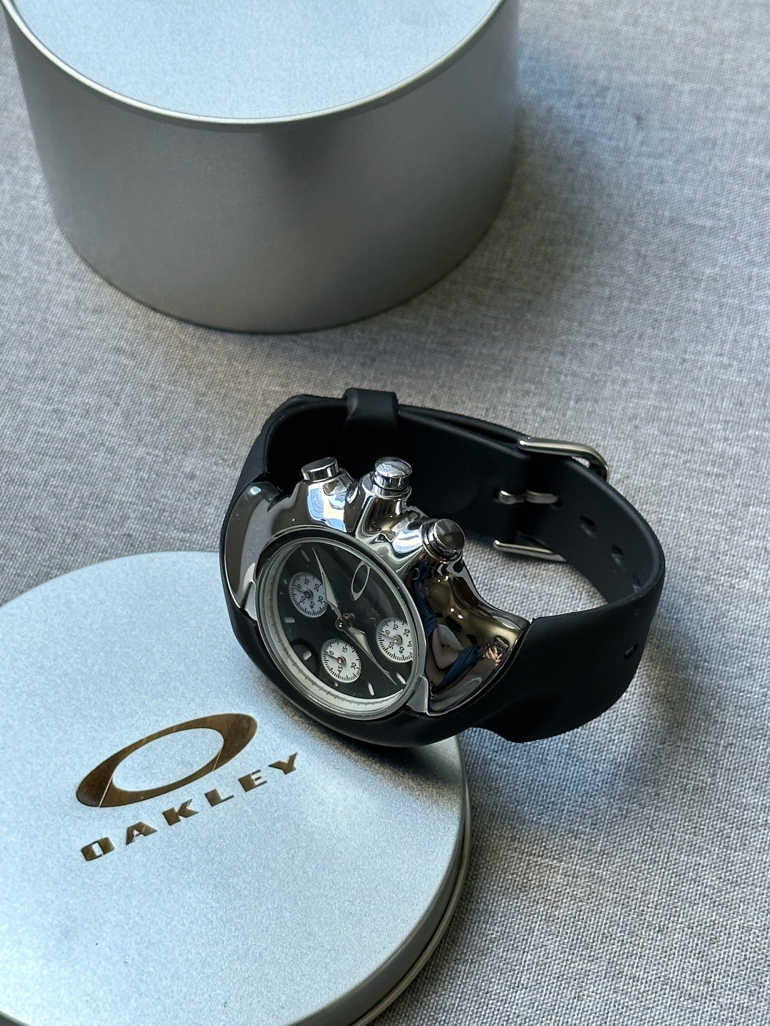 Oakley Chronograph Watch – Black Dial with Rubber Strap