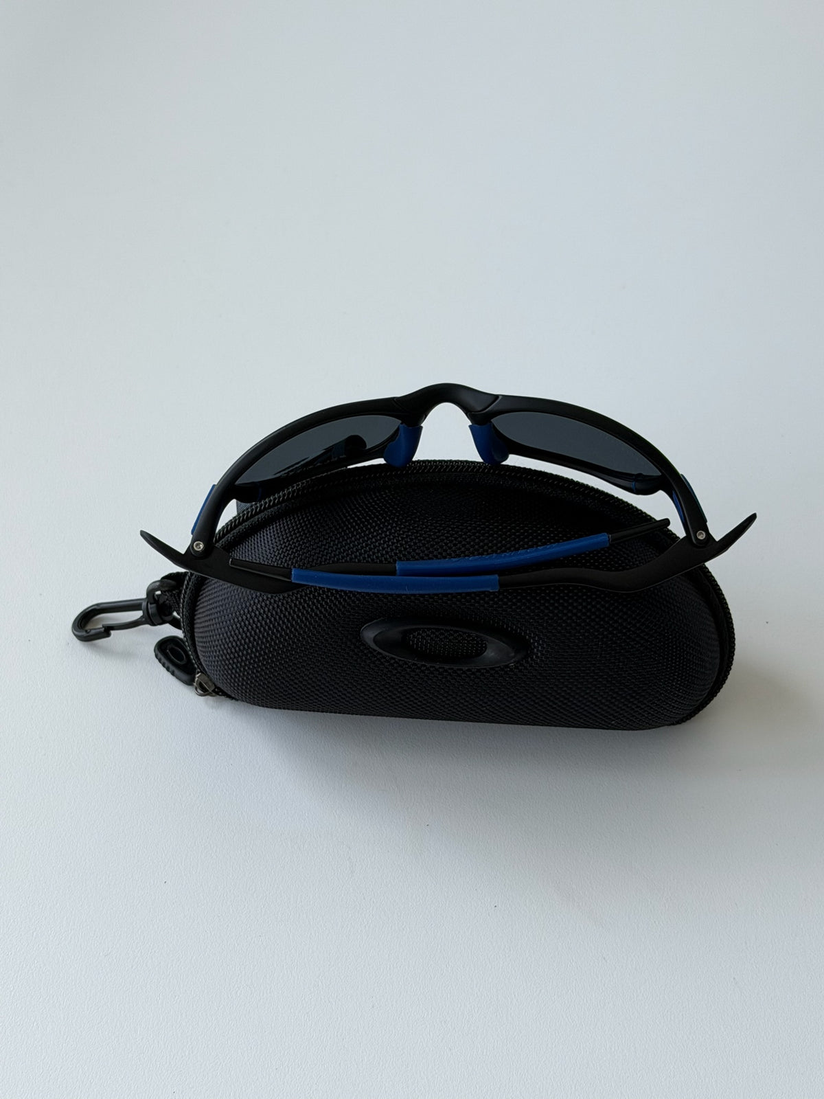 Vintage Oakley Juliet 2.0 – Black & Blue Frame / Deep Blue Mirror Lens