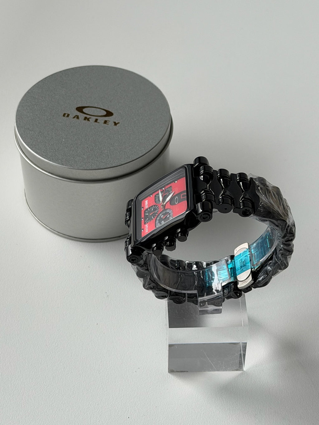 Oakley Minute Machine Watch – Black Bracelet / Red Dial