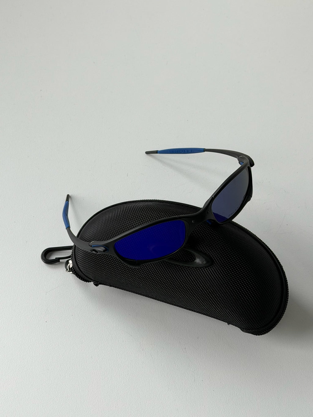 Vintage Oakley Juliet 1.0 – Black & Blue Frame / Deep Blue Mirror Lens