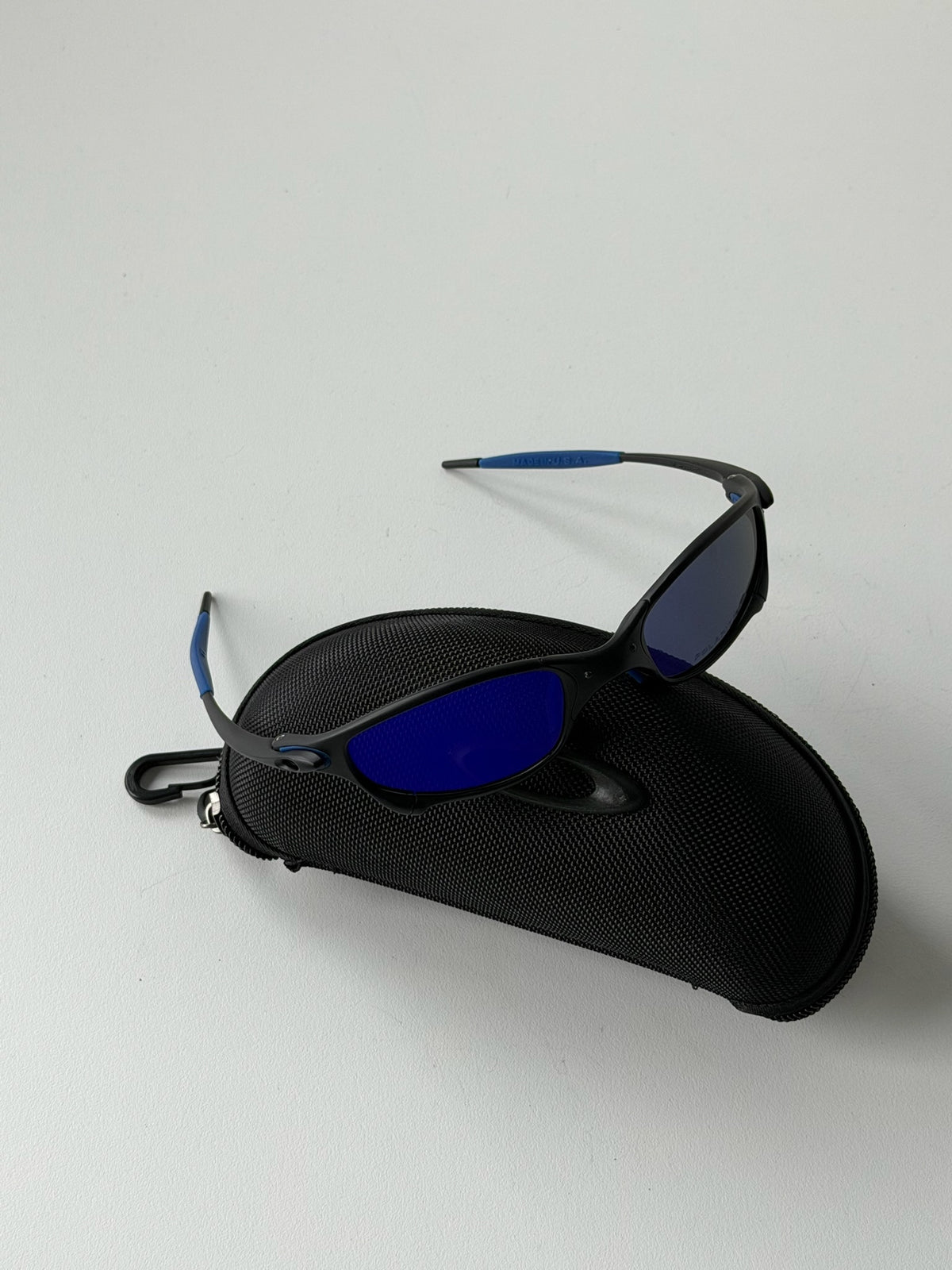 Vintage Oakley Juliet 1.0 – Black & Blue Frame / Deep Blue Mirror Lens