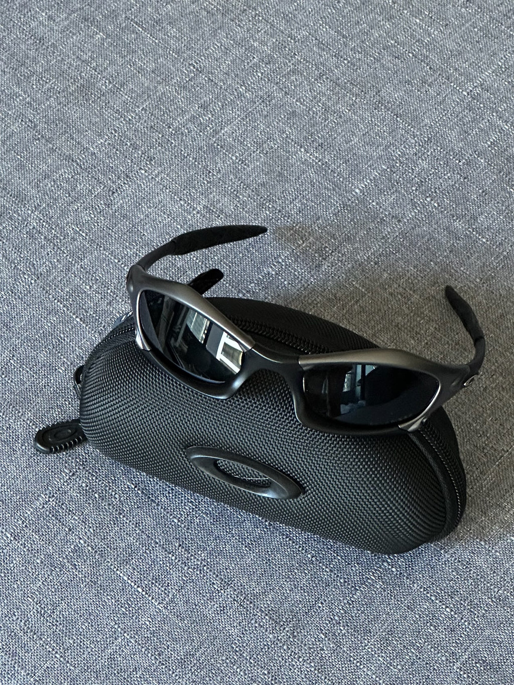 Vintage Oakley Sunglasses: Polished Charcoal Frame, Black Lenses with Case