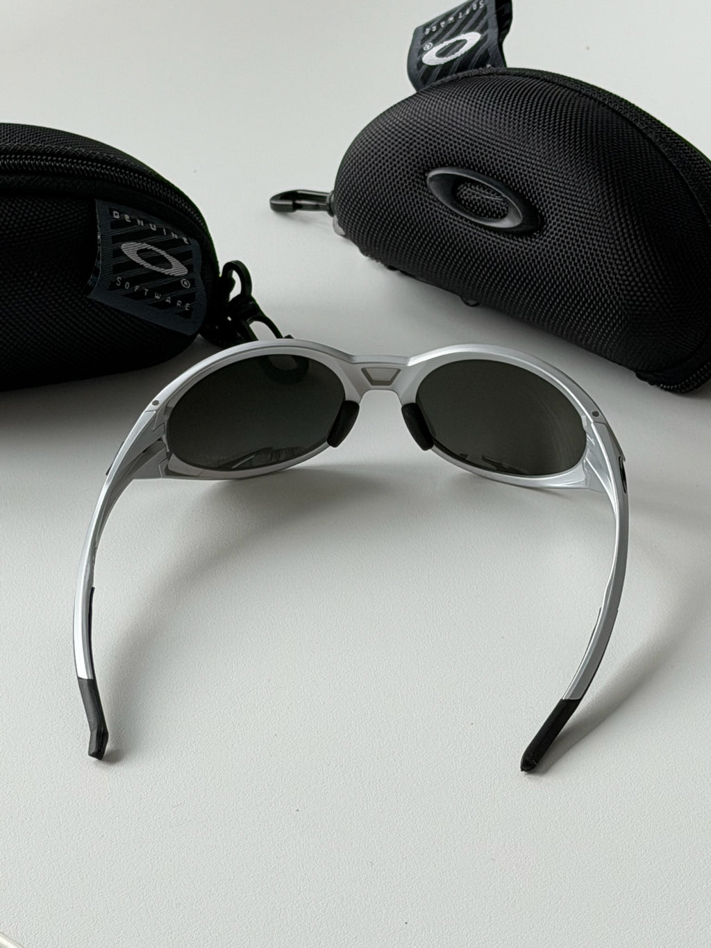 Oakley Eye Jacket Sunglasses – Silver Frame / Silver Mirror Lens | Y2K Wraparound Shades