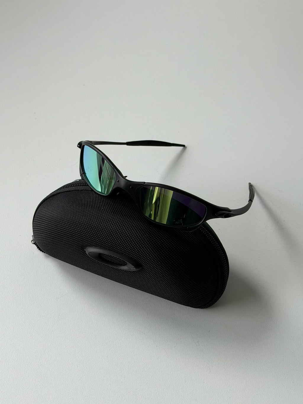 Vintage Oakley Juliet 1.0 – Black Frame / Green Iridescent Mirror Lens