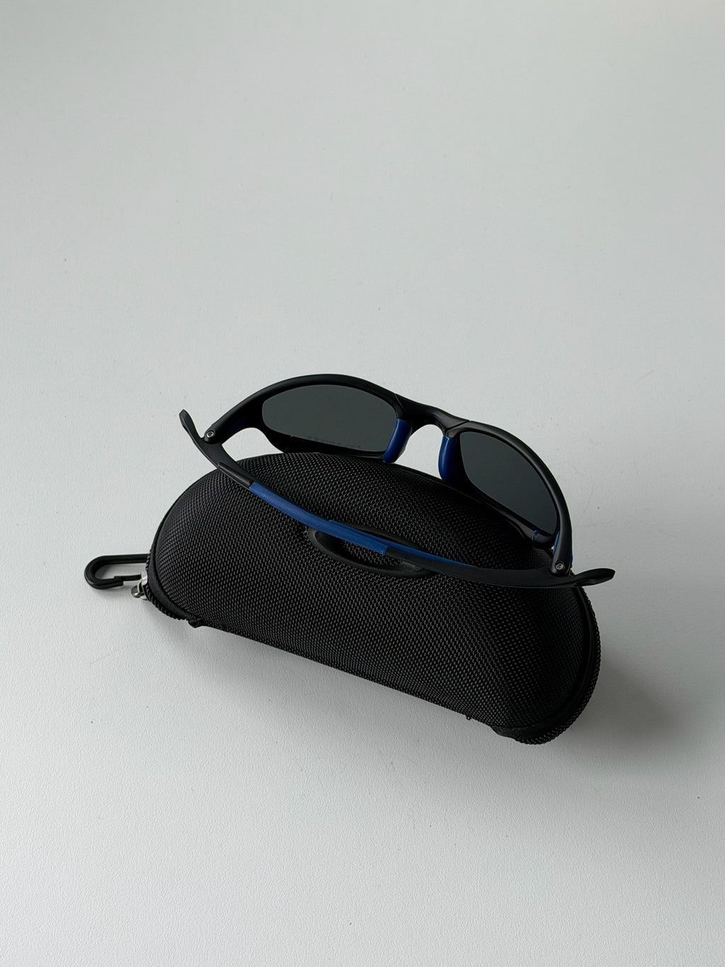 Vintage Oakley Juliet 1.0 – Black & Blue Frame / Deep Blue Mirror Lens