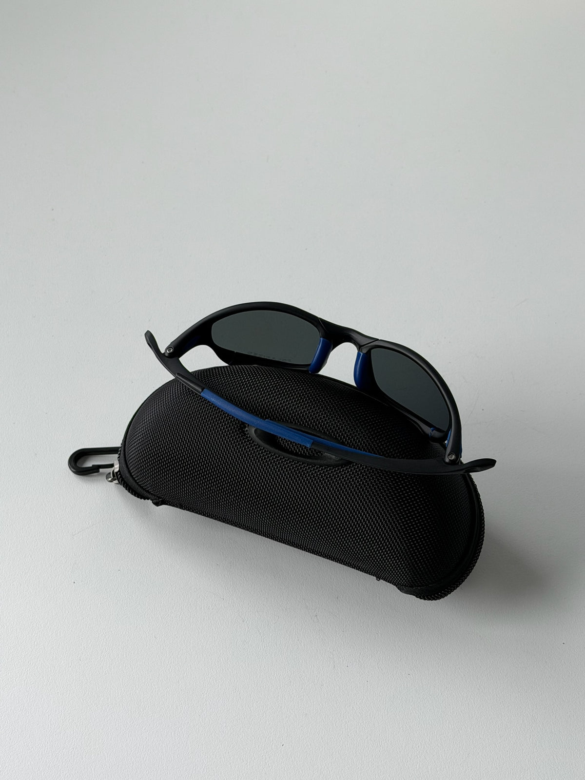 Vintage Oakley Juliet 1.0 – Black & Blue Frame / Deep Blue Mirror Lens