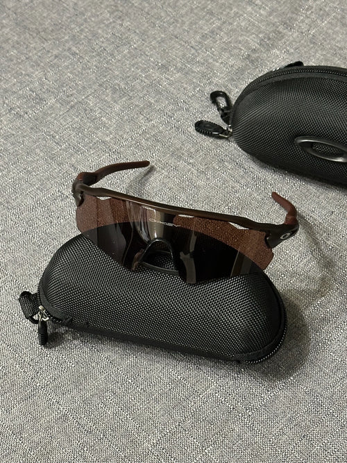Óculos de sol Oakley Performance Shield – lentes bronze/castanho, estilo desportivo envolvente (wraparound) de alto desempenho
