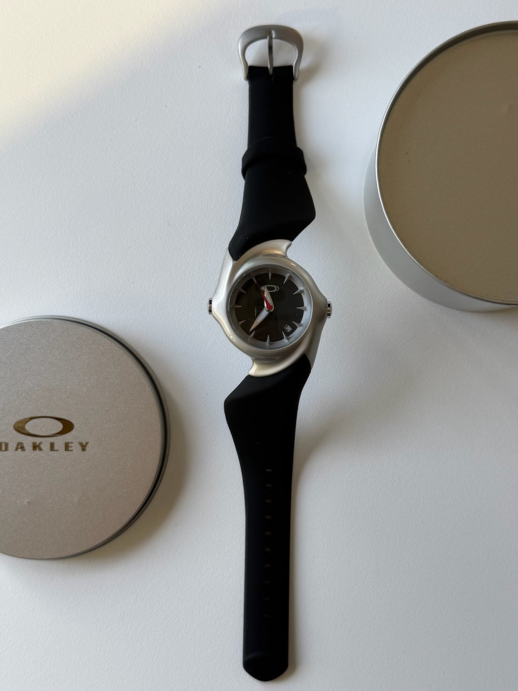 Oakley D1 Icon Uhr: Schwarzes/weißes/blaues Zifferblatt, seltene Sammler-Herren-Sportuhr mit Etui