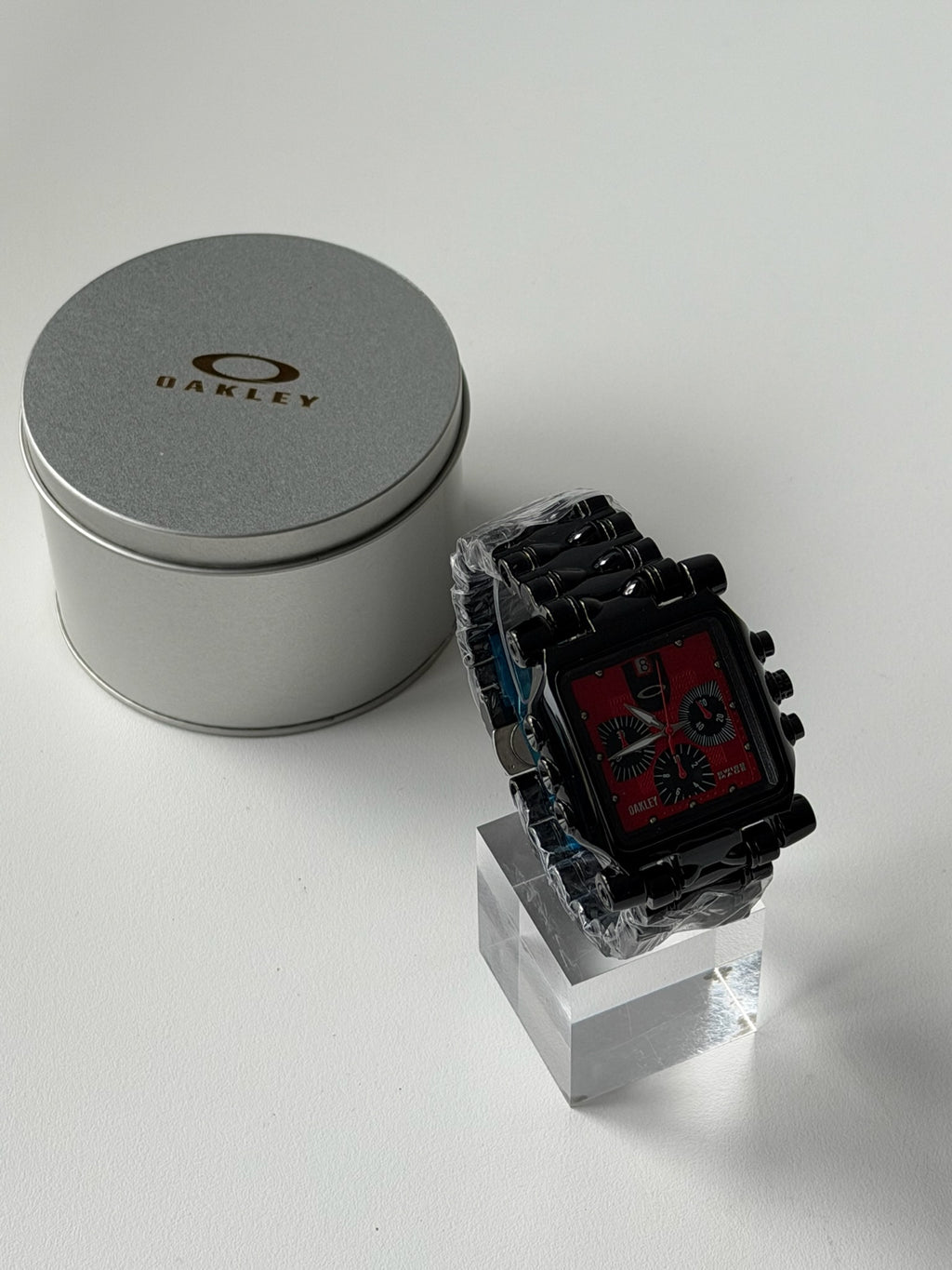 Oakley Minute Machine Watch – Black Bracelet / Red Dial