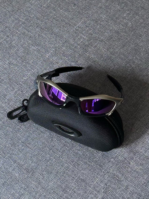 Óculos de sol Oakley vintage: armação prateada, lentes roxas com estojo
