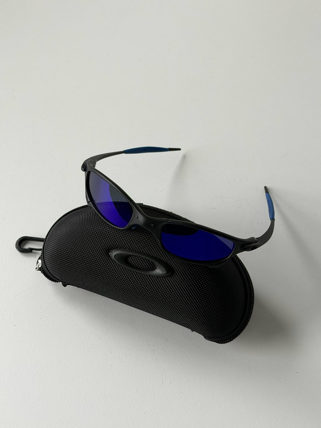 Vintage Oakley Juliet 1.0 – Black & Blue Frame / Deep Blue Mirror Lens