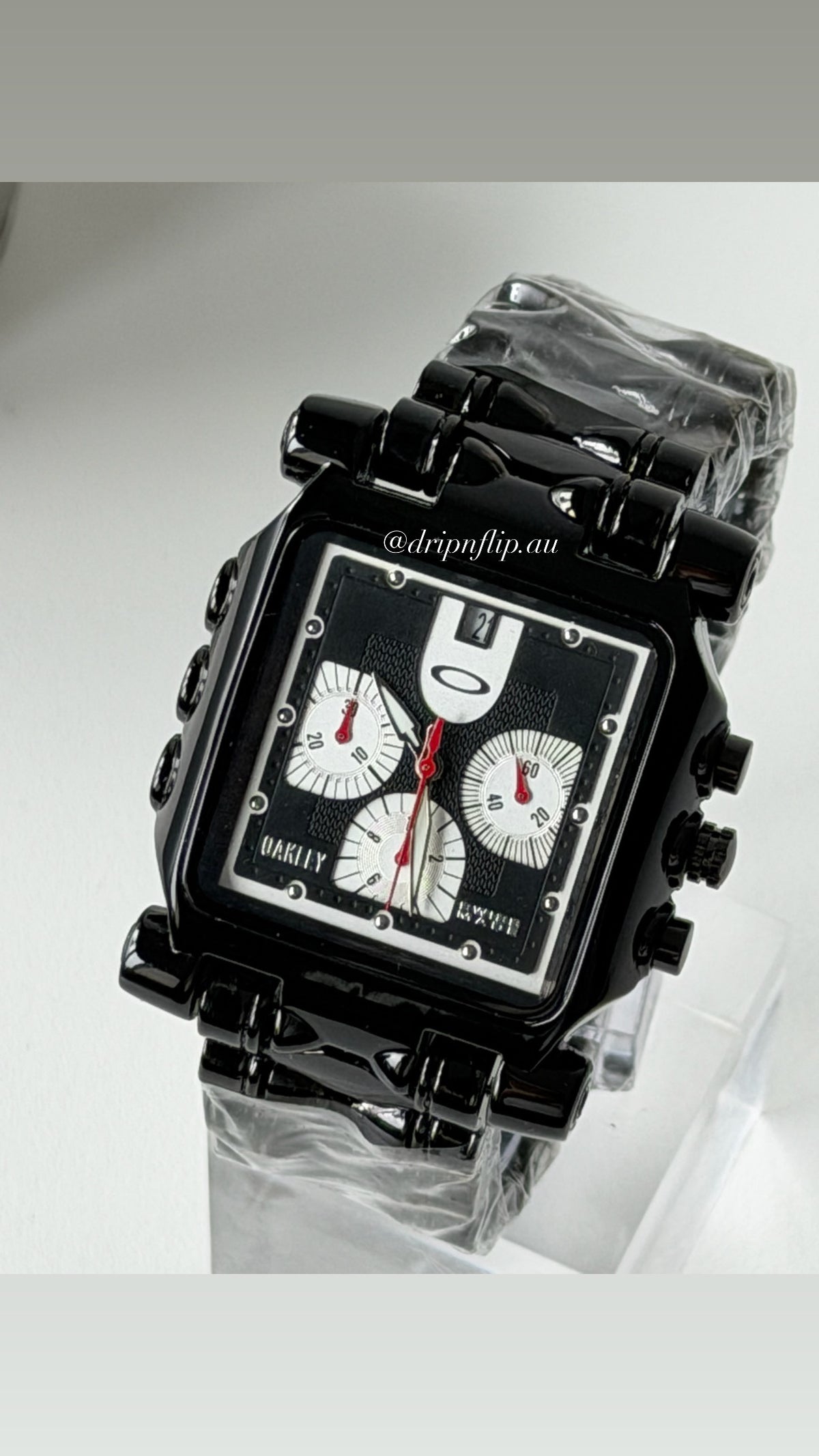 Oakley Minute Machine Watch – Black Bracelet / Black Dial & White Sub-Dials