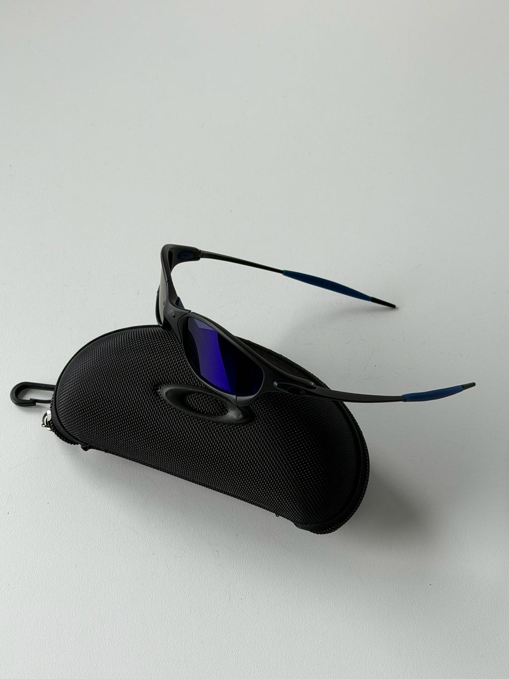Vintage Oakley Juliet 1.0 – Black & Blue Frame / Deep Blue Mirror Lens