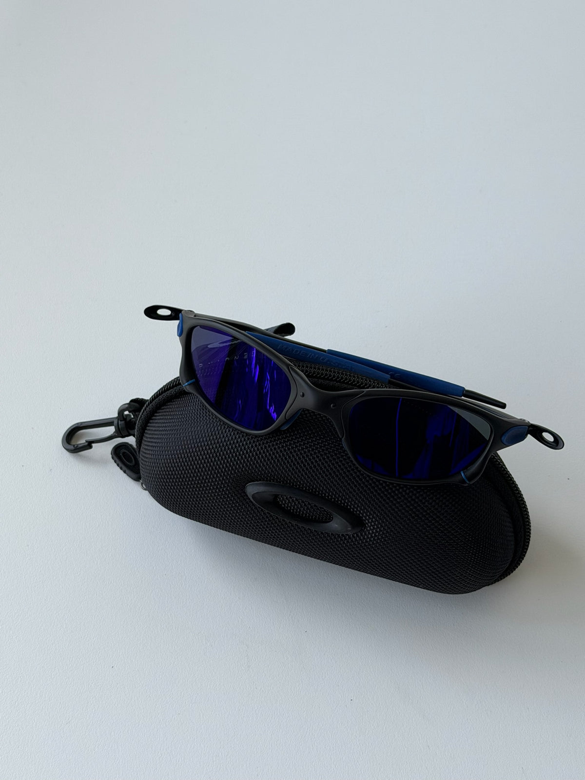 Vintage Oakley Juliet 2.0 – Black & Blue Frame / Deep Blue Mirror Lens