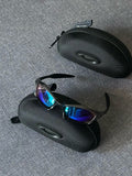 Óculos de sol Oakley vintage: armação carvão, lentes espelhadas Iridium azul–roxo com estojo

