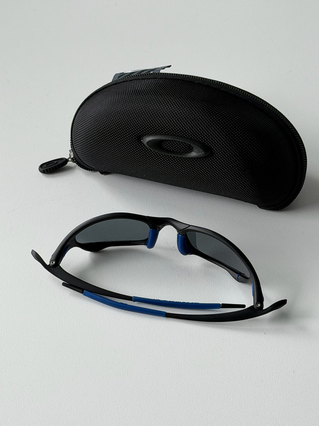 Vintage Oakley Juliet 1.0 – Black & Blue Frame / Deep Blue Mirror Lens
