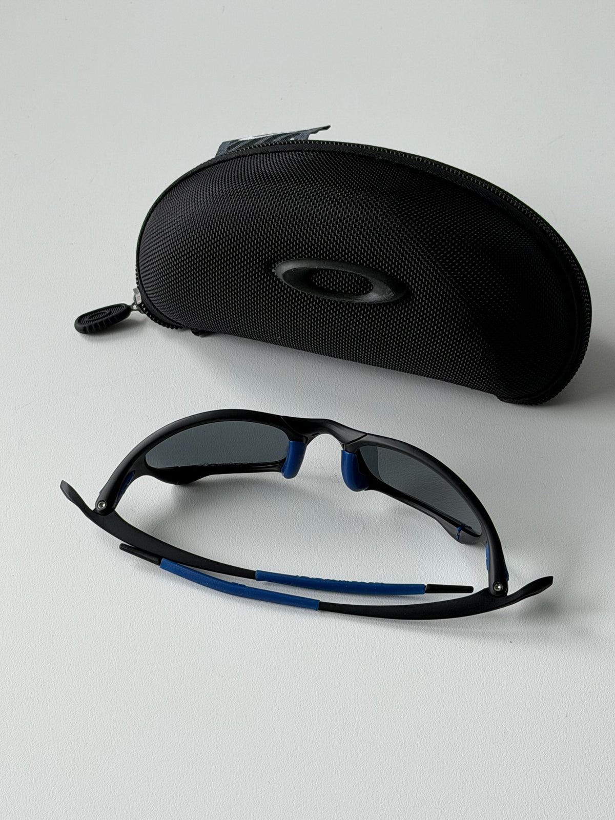 Vintage Oakley Juliet 1.0 – Black & Blue Frame / Deep Blue Mirror Lens