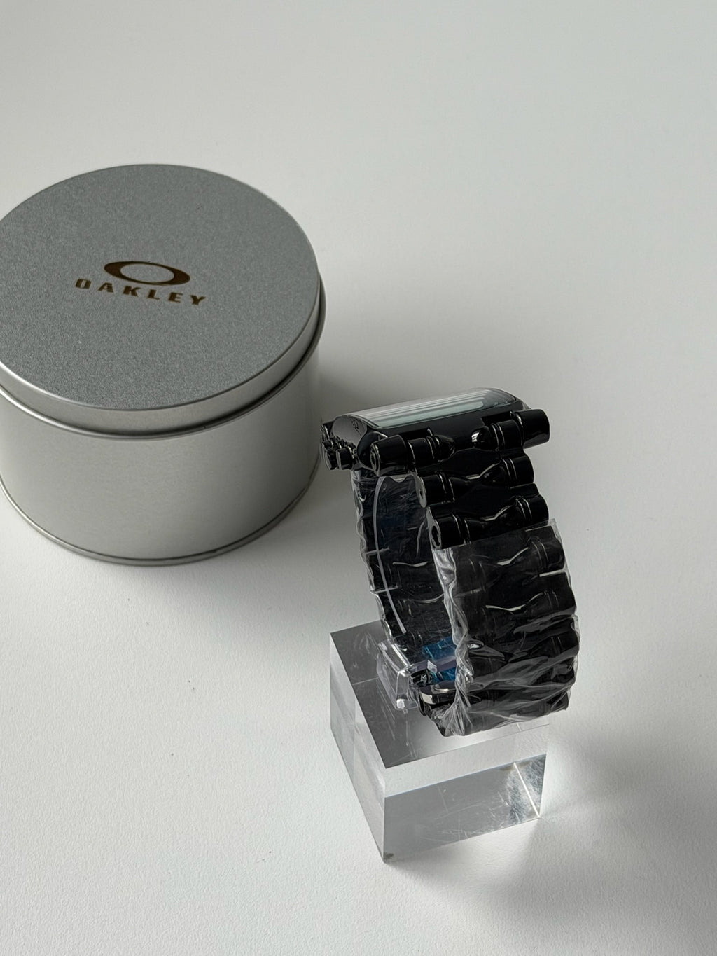 Oakley Minute Machine Watch – Black Bracelet / Red Dial