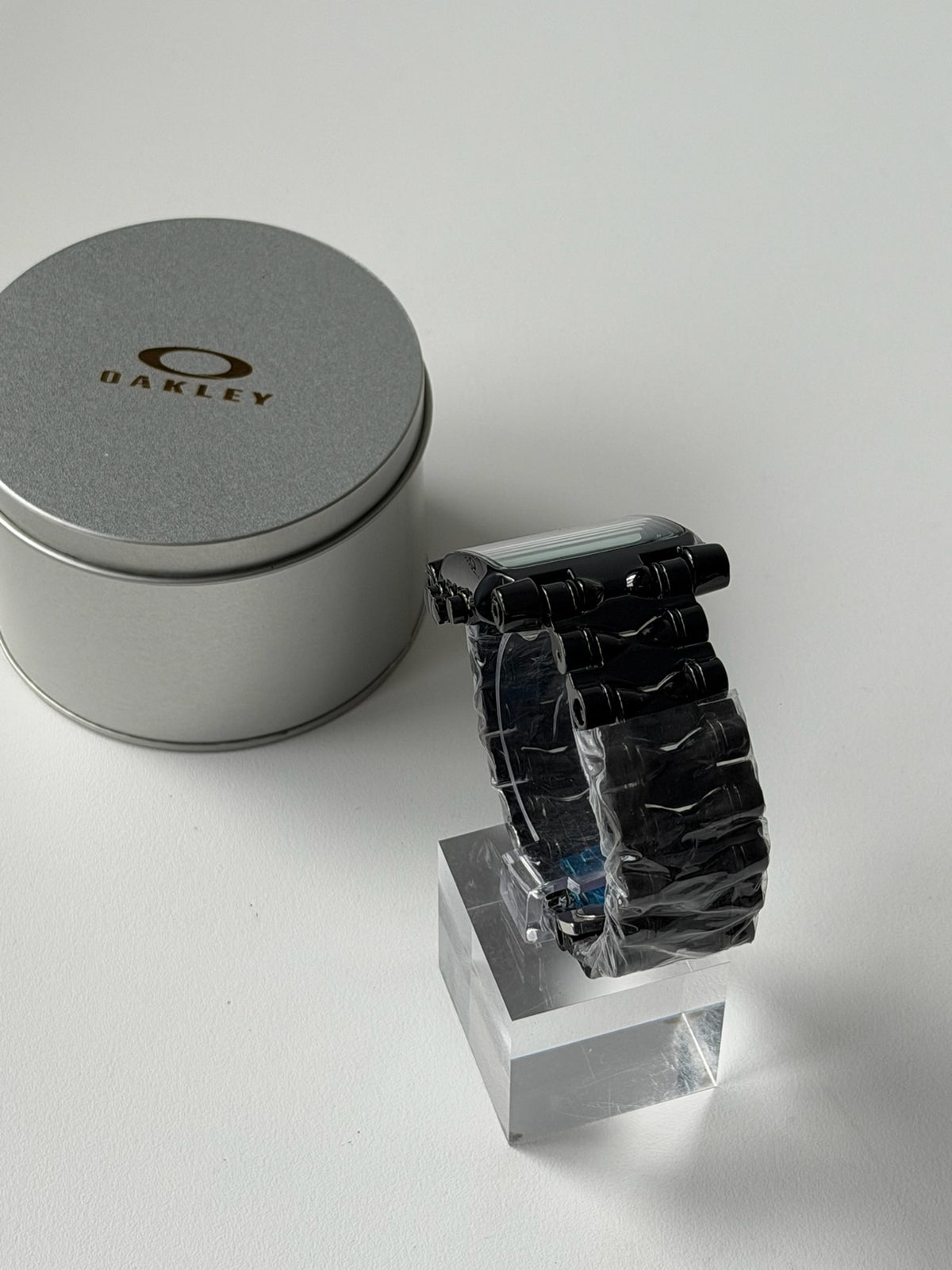 Oakley Minute Machine Watch – Black Bracelet / Red Dial