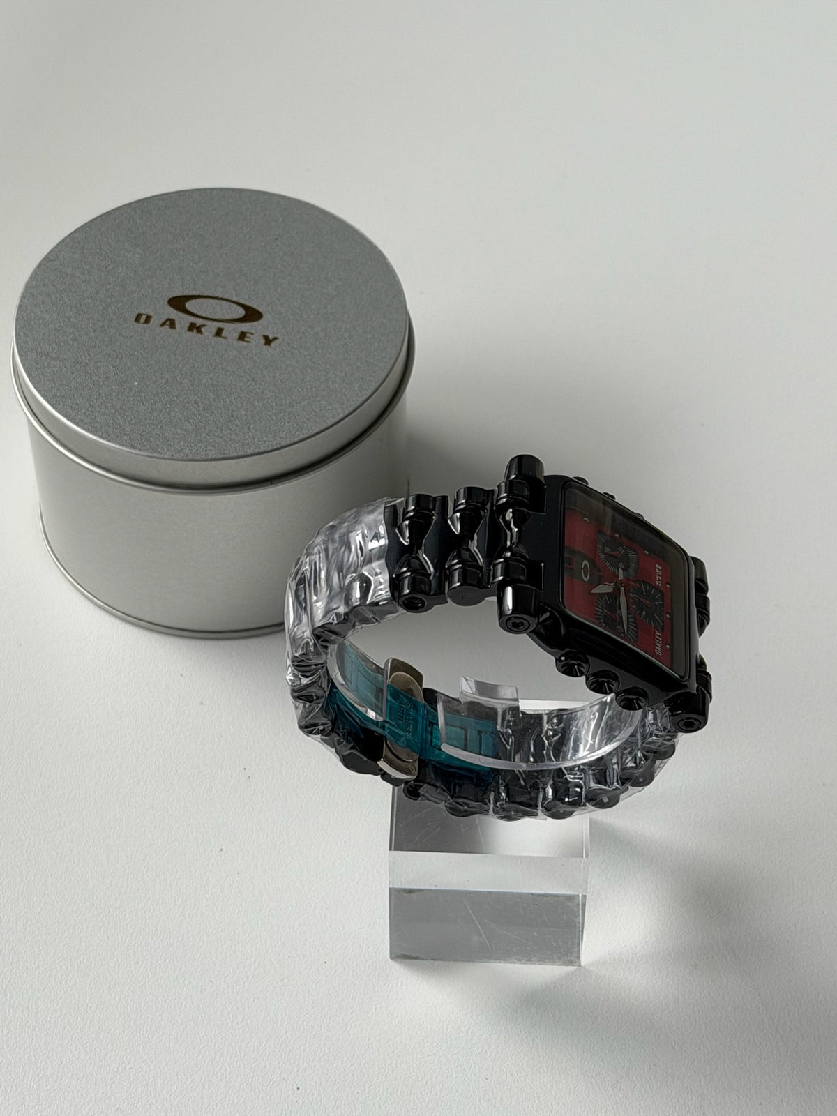 Oakley Minute Machine Watch – Black Bracelet / Red Dial