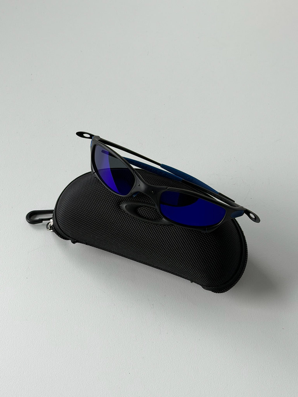 Vintage Oakley Juliet 1.0 – Black & Blue Frame / Deep Blue Mirror Lens
