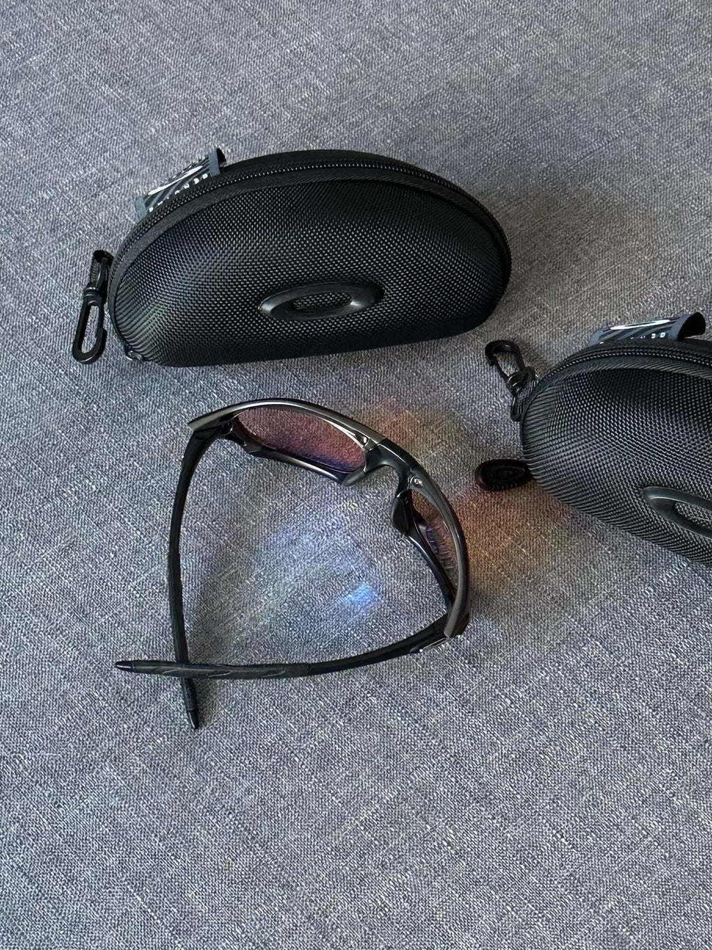 Óculos de sol Oakley vintage: armação carvão, lentes espelhadas Iridium azul–roxo com estojo
