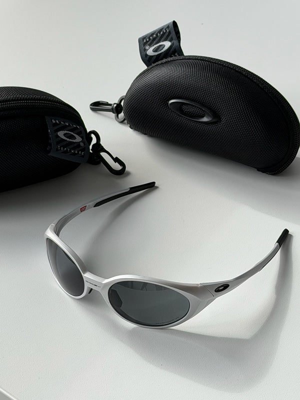 Oakley Eye Jacket Sunglasses – Silver Frame / Black Lens | Y2K Wraparound Sports Shades