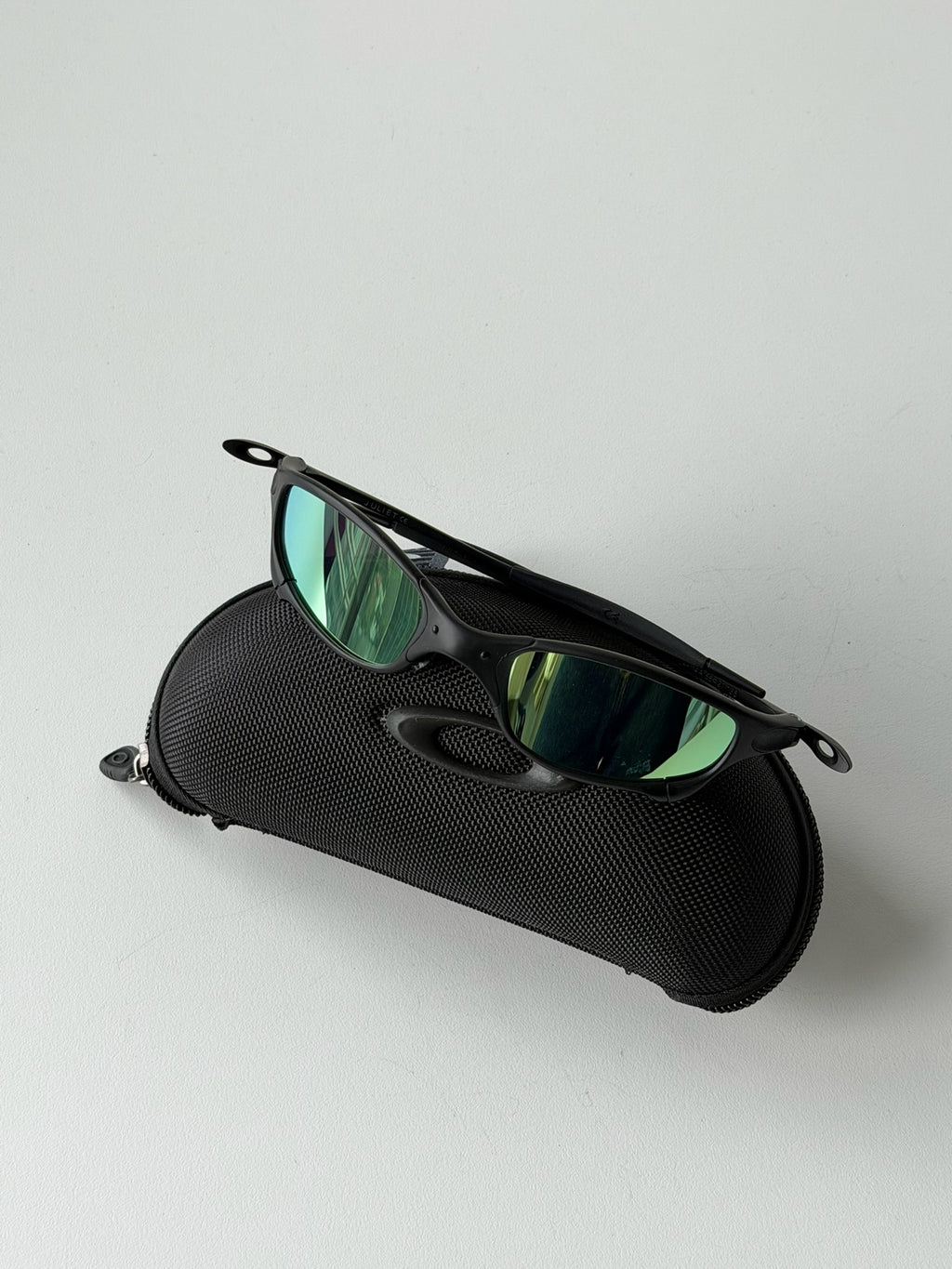 Vintage Oakley Juliet 1.0 – Black Frame / Green Iridescent Mirror Lens