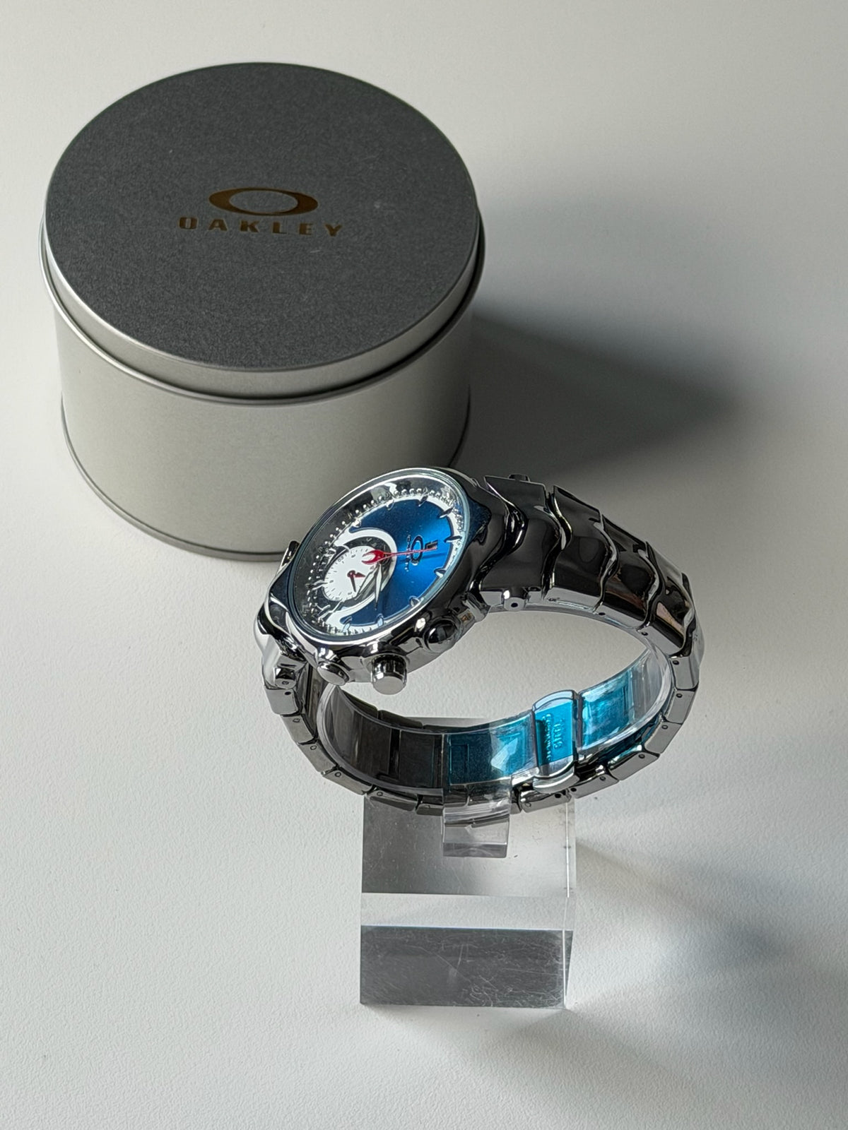 Oakley Judge Watch – Gloss Silver / Blue Dial