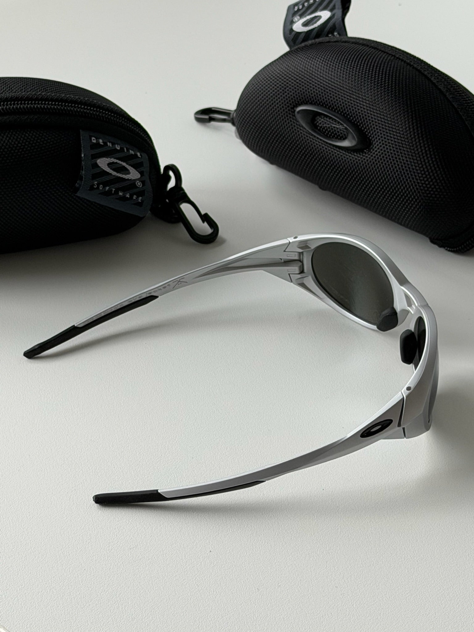 Oakley Eye Jacket Sunglasses – Silver Frame / Silver Mirror Lens | Y2K Wraparound Shades