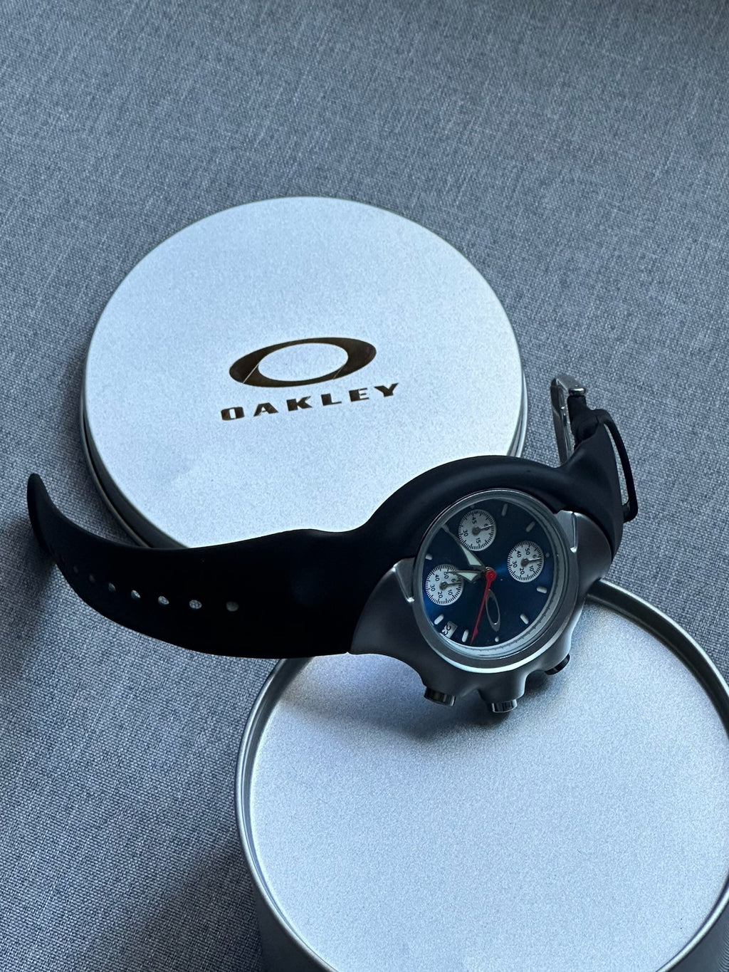 Oakley Chronograph Watch – Blue Dial with Rubber Strap