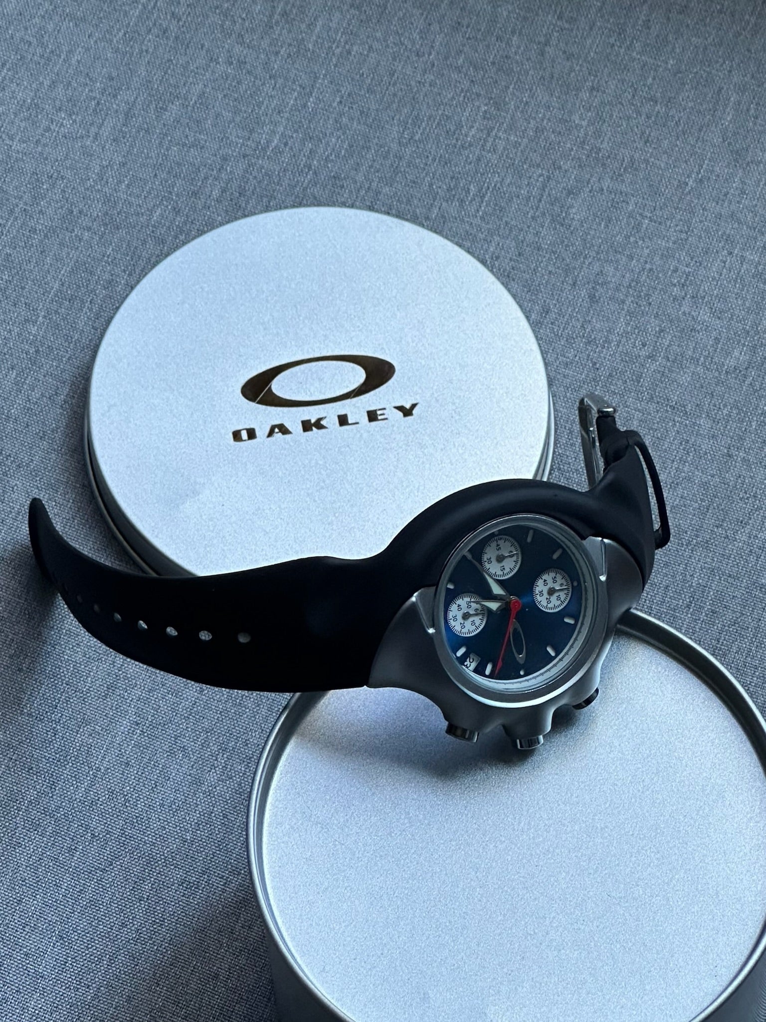 Oakley Chronograph Watch – Blue Dial with Rubber Strap