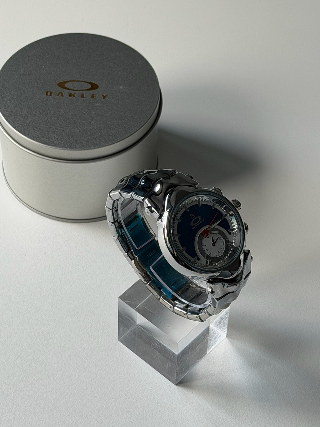 Oakley Judge Watch – Gloss Silver / Blue Dial