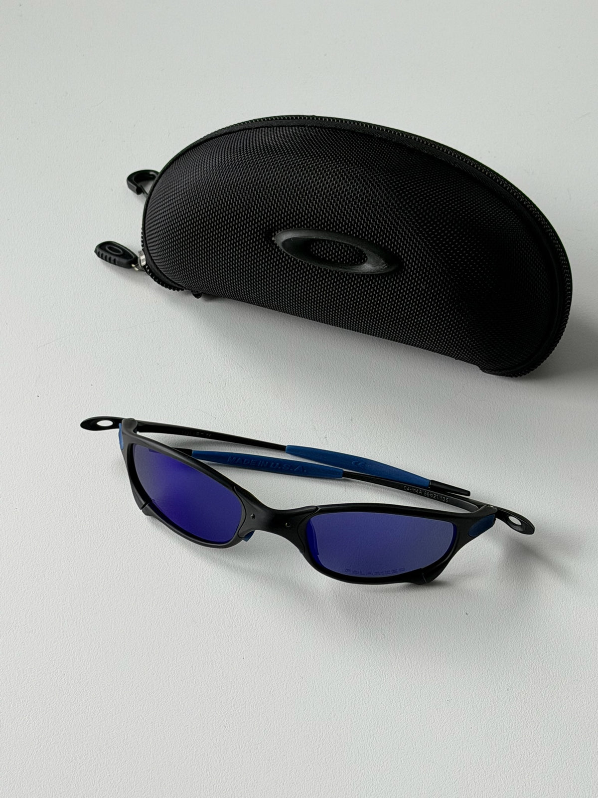 Vintage Oakley Juliet 1.0 – Black & Blue Frame / Deep Blue Mirror Lens