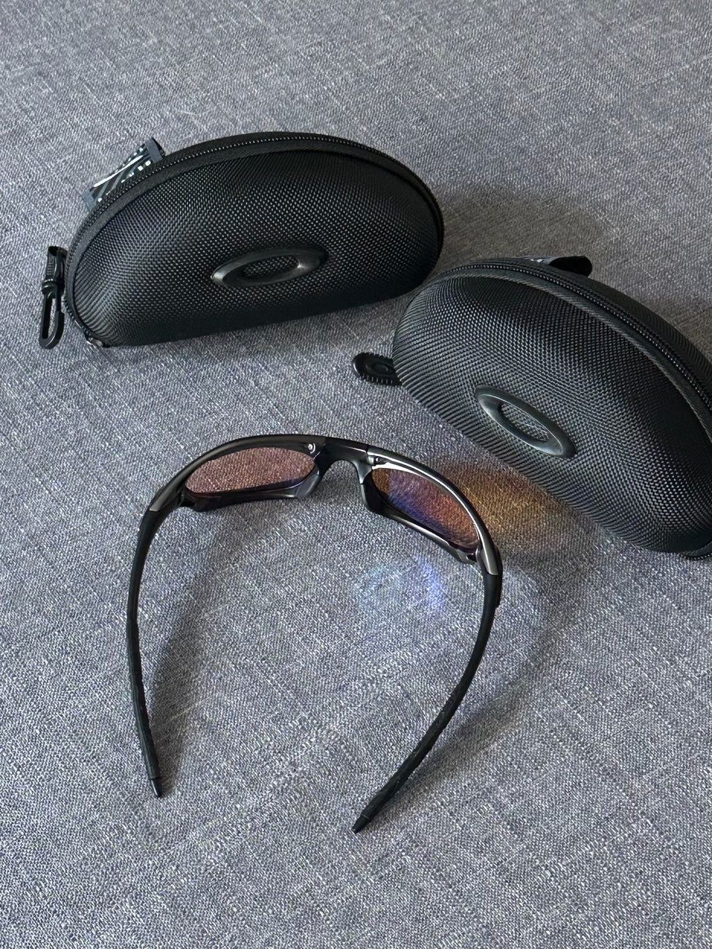 Óculos de sol Oakley vintage: armação carvão, lentes espelhadas Iridium azul–roxo com estojo

