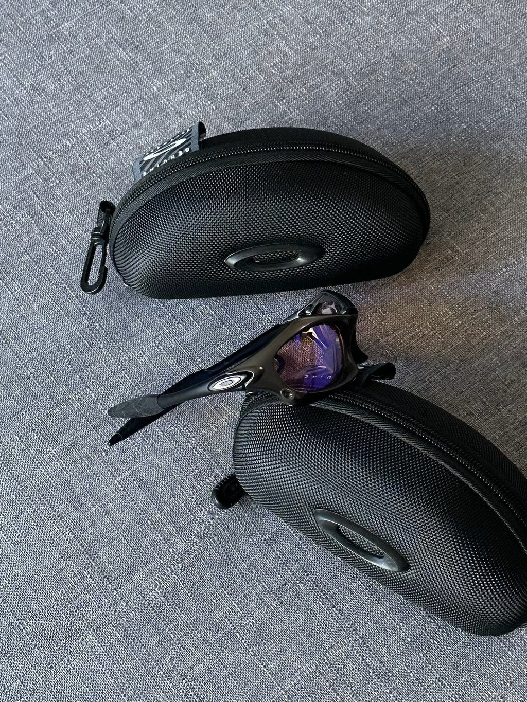 Óculos de sol Oakley vintage: armação carvão, lentes espelhadas Iridium azul–roxo com estojo

