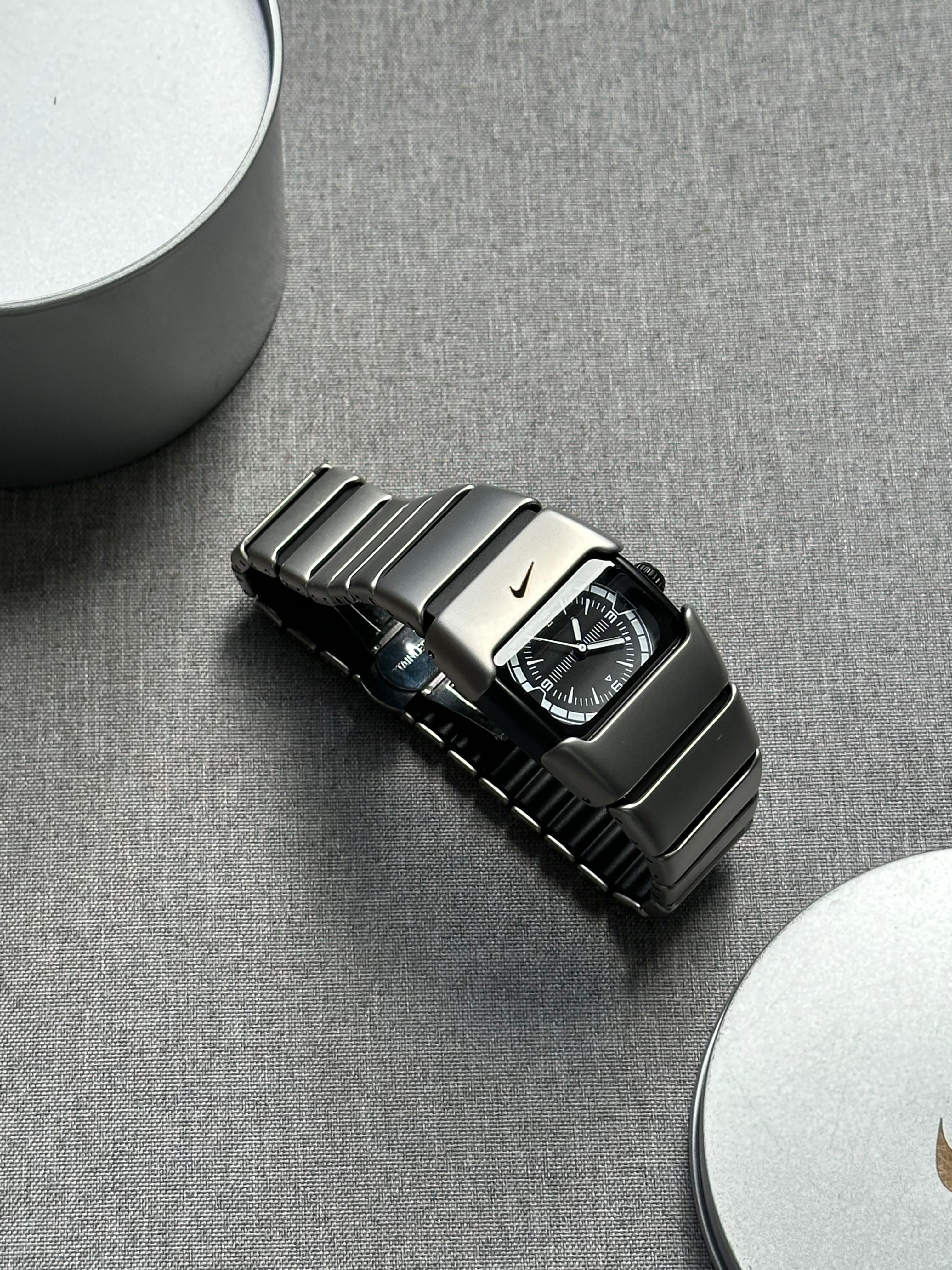 Nike D-Line Satin Silver Analogue Watch with White Dial | Rare Collectible | Unisex Retro Sports Timepiece