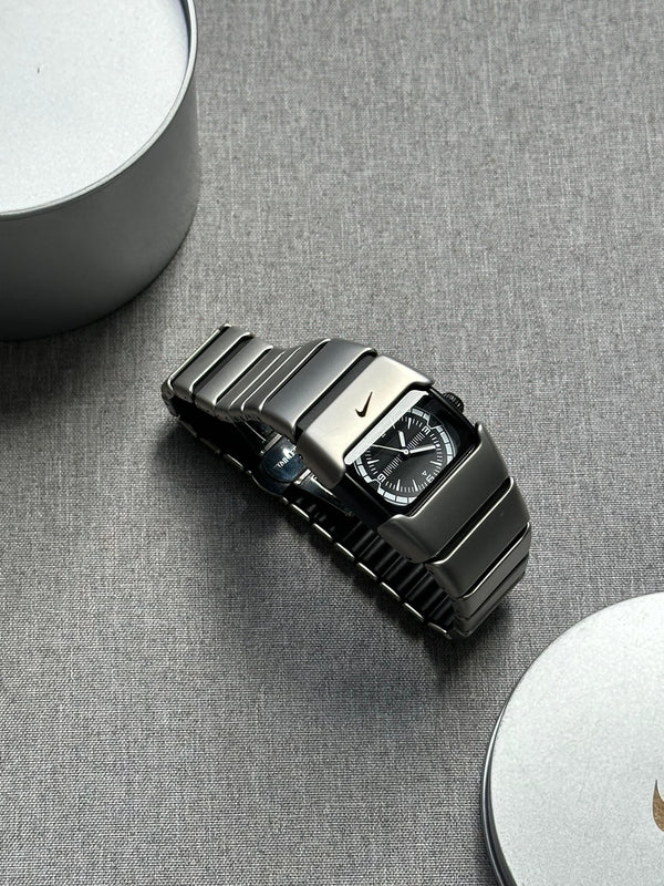 Nike D-Line Satin Silver Analogue Watch with White Dial | Rare Collectible | Unisex Retro Sports Timepiece