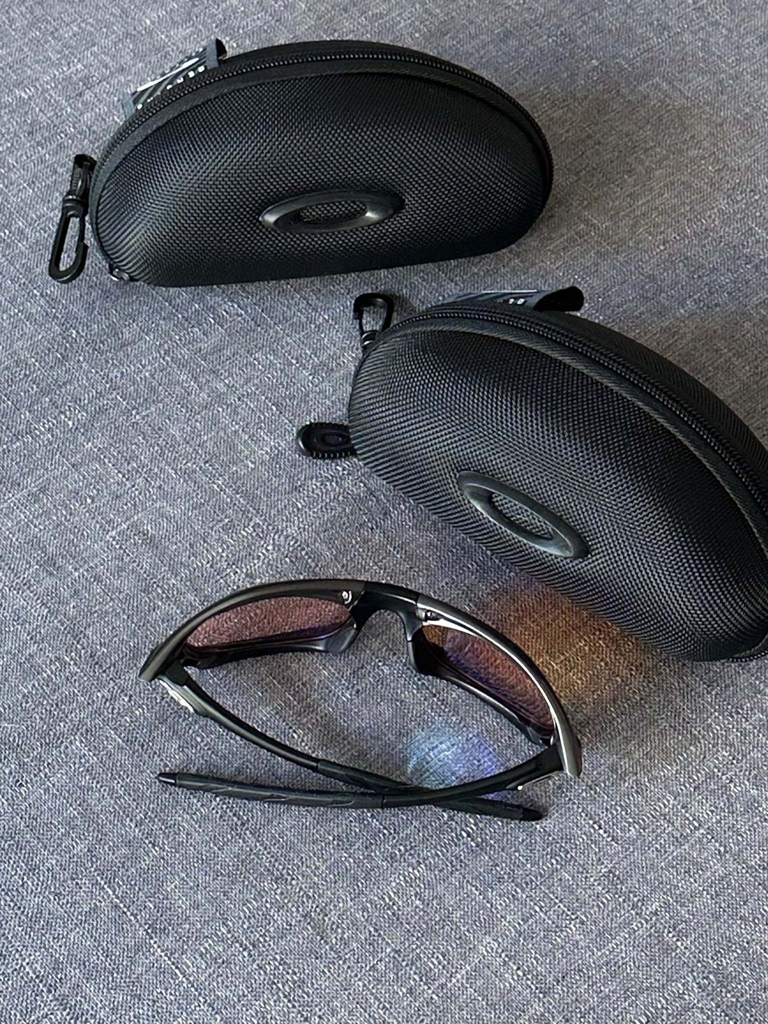 Óculos de sol Oakley vintage: armação carvão, lentes espelhadas Iridium azul–roxo com estojo
