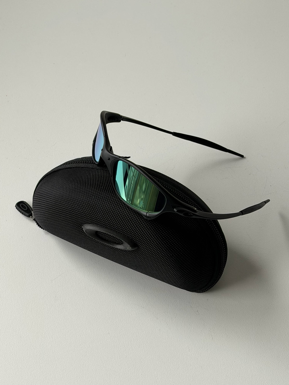 Vintage Oakley Juliet 1.0 – Black Frame / Green Iridescent Mirror Lens