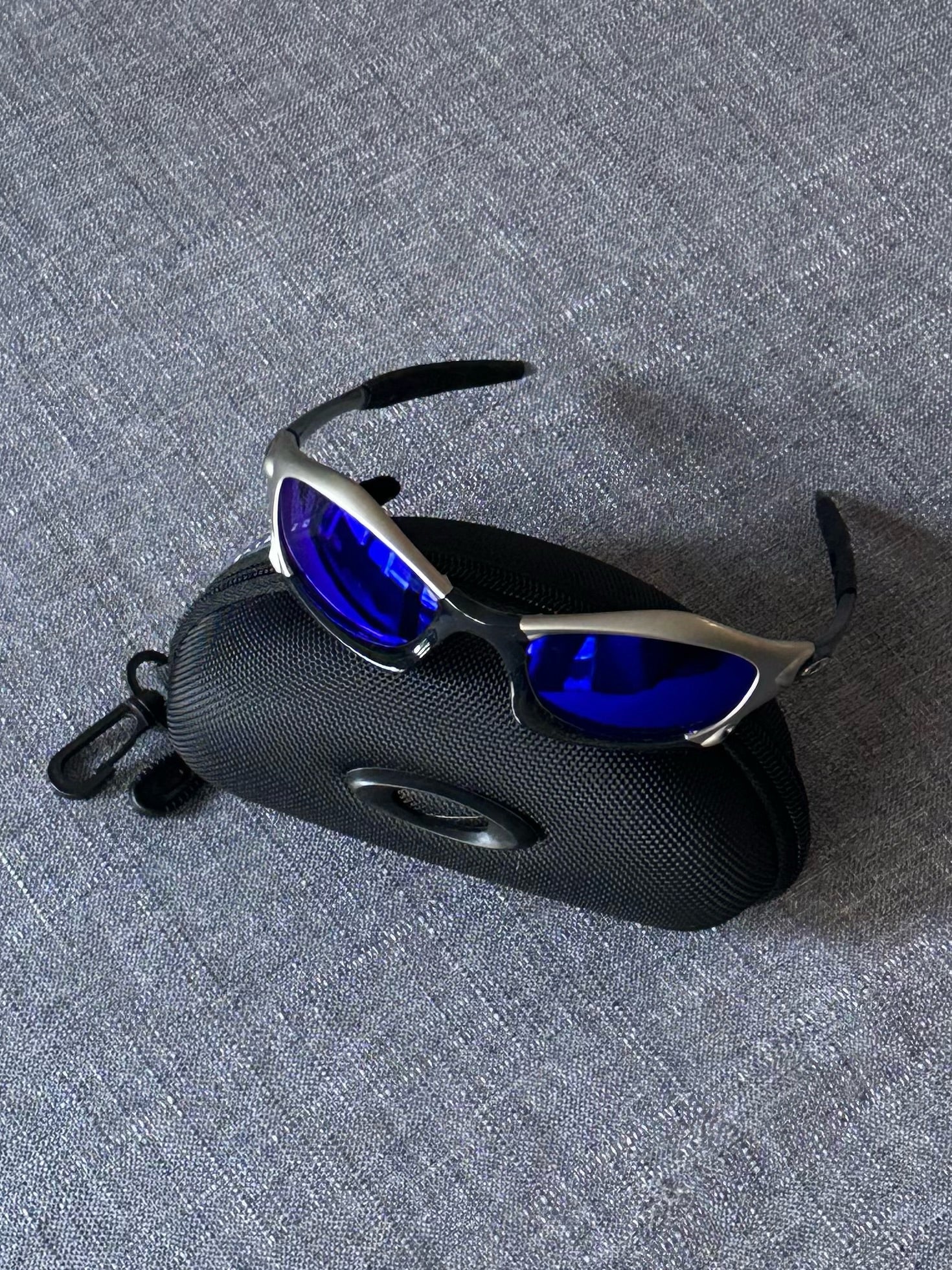 Vintage Oakley Splice Sunglasses: Polished Silver Frame, Blue
