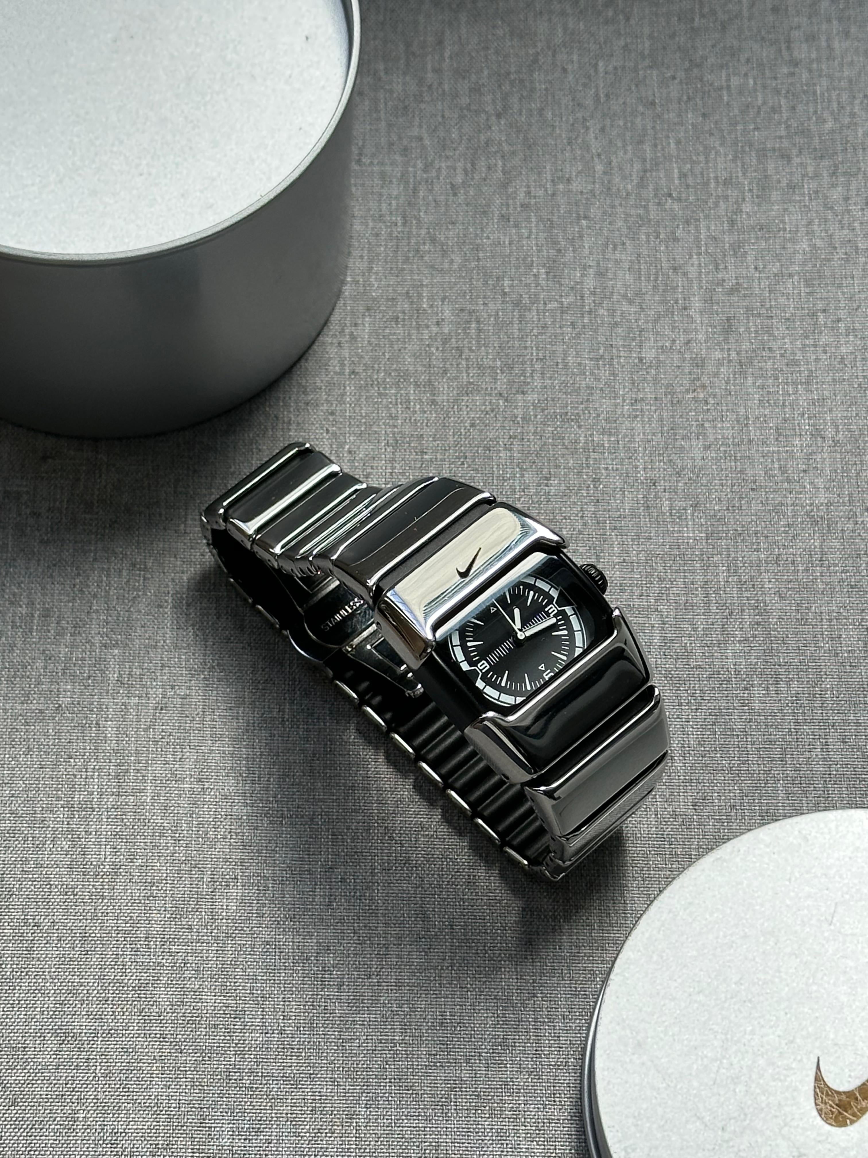 Nike D-Line Shiny Silver Analogue Watch with White Dial | Rare Collectible | Unisex Retro Sports Timepiece