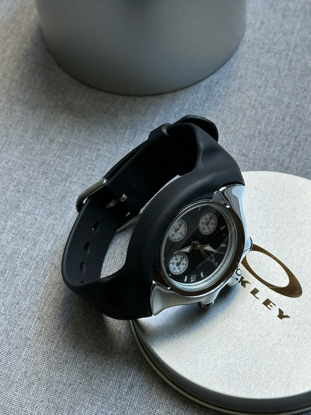 Oakley Chronograph Watch – Black Dial with Rubber Strap