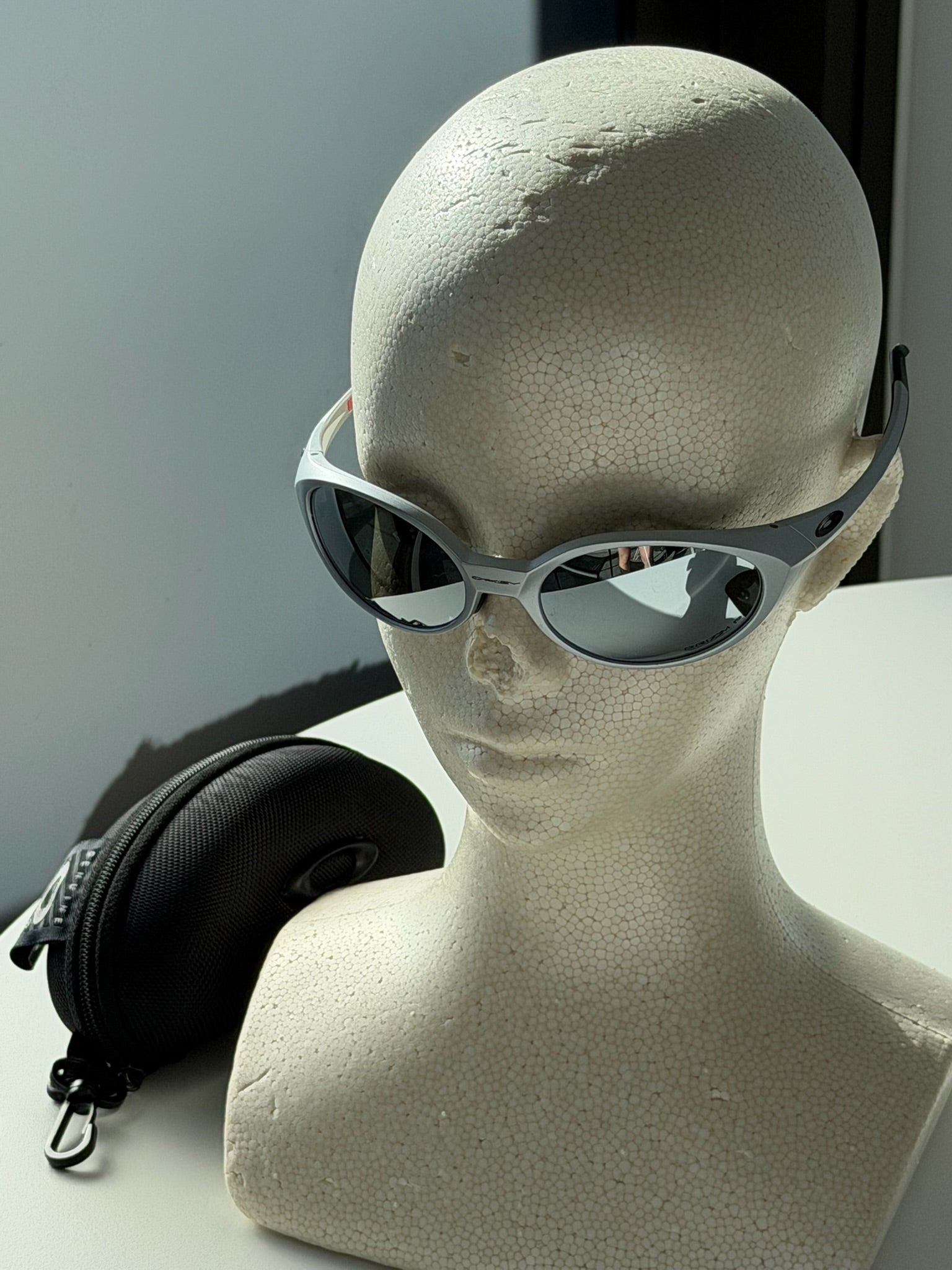 Oakley Eye Jacket Sunglasses – Silver Frame / Silver Mirror Lens | Y2K Wraparound Shades