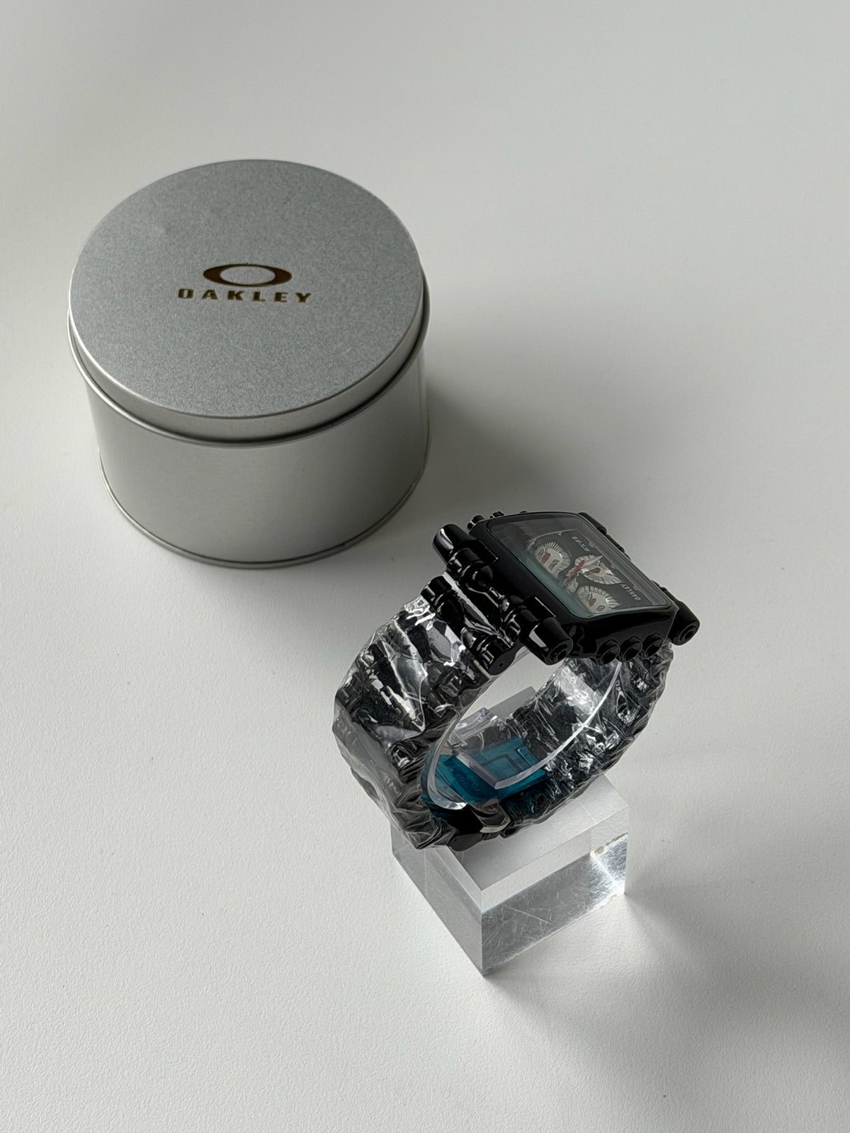 Oakley Minute Machine Watch – Black Bracelet / Black Dial & White Sub-Dials