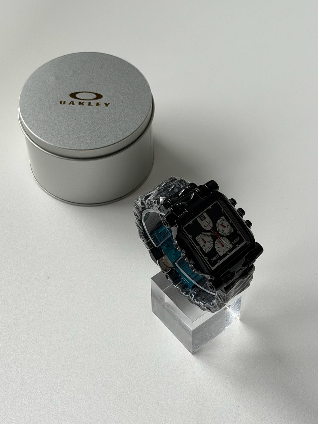 Oakley Minute Machine Watch – Black Bracelet / Black Dial & White Sub-Dials
