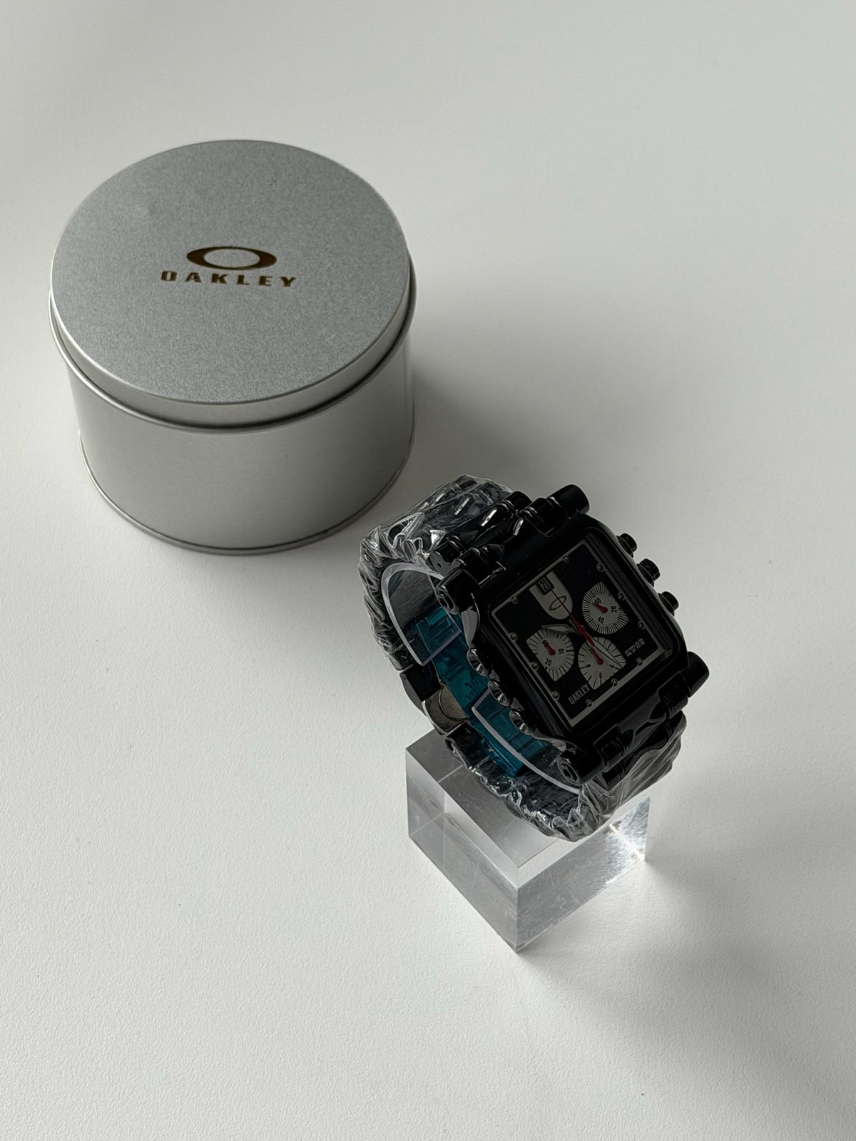 Oakley Minute Machine Watch – Black Bracelet / Black Dial & White Sub-Dials