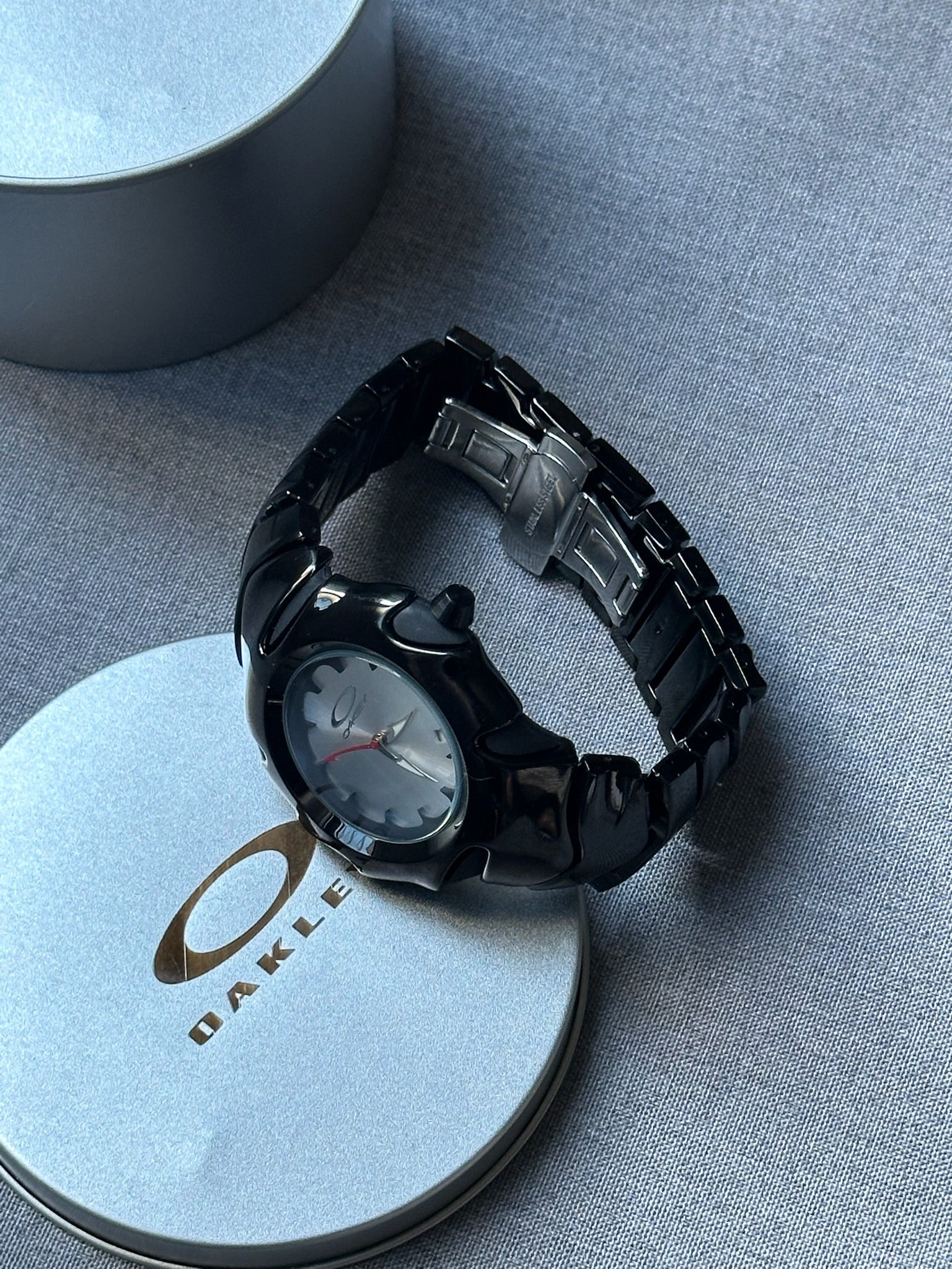 Oakley Blade Watch – White dial Black Shiny Stainless Steel, Swiss Movement, Collectible Men’s Watch