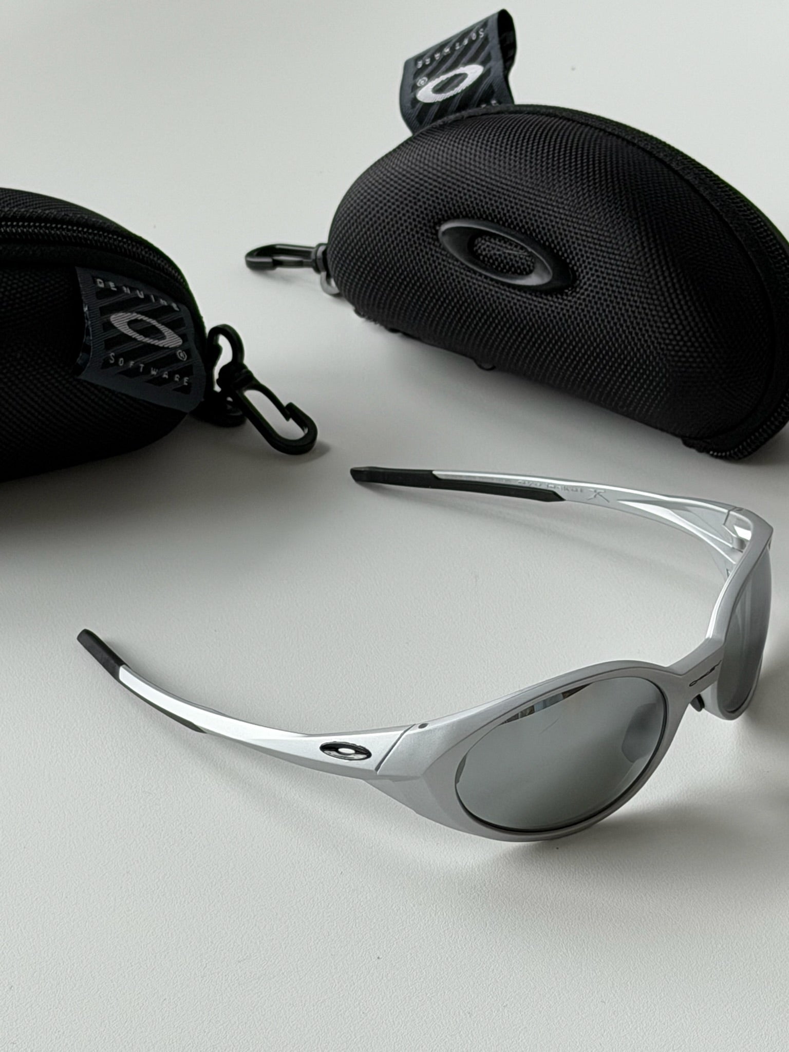 Oakley Eye Jacket Sunglasses – Silver Frame / Silver Mirror Lens | Y2K Wraparound Shades